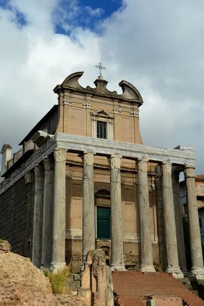 Siti a Roma Italia Tempio di Antonino e Faustina . — Foto Stock