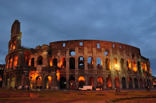 Miejsc w Rzymie Italy.The rzymskiego Koloseum w nocy. — Zdjęcie stockowe