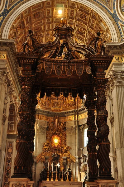 St.Peters Kerk interieur en Berninis baldaccino. — Stockfoto