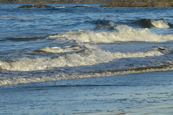 Las olas rompiendo . —  Fotos de Stock