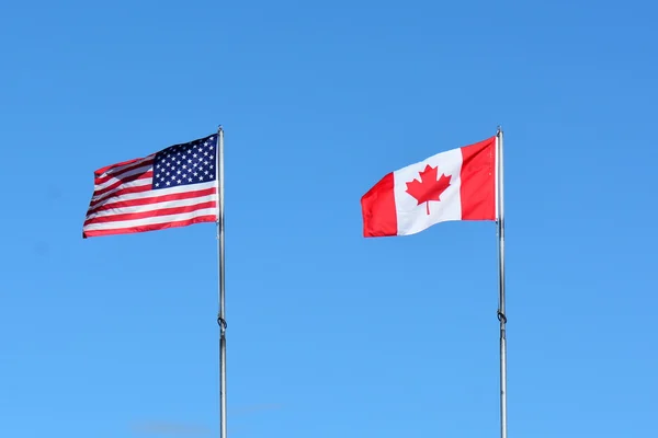 Canadese esdoornblad en de ons sterren en strepen. — Stockfoto