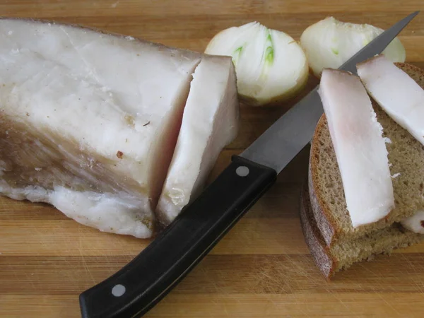 Yüksek kalorili domuz yağı ve ekmek sandviçi.