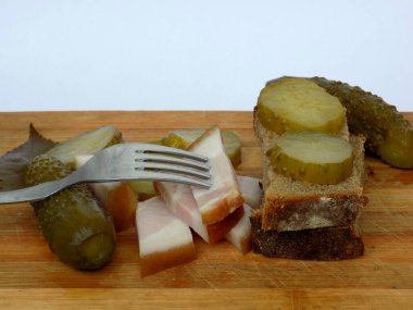 Çavdar ekmeği ve salatalıklı sandviç, füme jambon aperatifi.