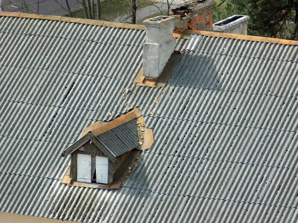 Крыша Старого Дома Закрытым Выходом Дымоходом — стоковое фото