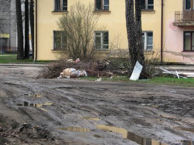 Çevre kirliliği. Konut binasının yakınındaki çöp yığını.