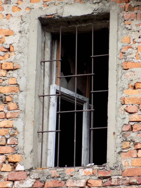 Metal Parmaklıkları Olan Terk Edilmiş Eski Bir Evin Penceresi — Stok fotoğraf