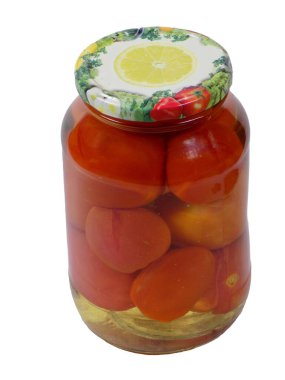 Beyaz arka planda cam bir kavanozda domates turşusu..