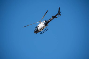 Reseda, California, ABD - 24 Şubat 2021: LAPD SWAT ekibi, polis memurları ve LAFD itfaiyecileri ve helikopterleri Reseda 'daki bir silahlı adam ihbarına yanıt verdiler. Şüphelilerden biri gözaltına alındı..