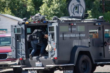 Reseda, California, ABD - 24 Şubat 2021: LAPD SWAT ekibi, polis memurları ve LAFD itfaiyecileri ve helikopterleri Reseda 'daki bir silahlı adam ihbarına yanıt verdiler. Şüphelilerden biri gözaltına alındı..