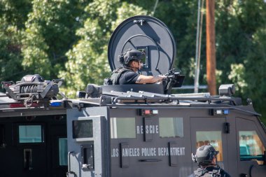 Reseda, California, ABD - 24 Şubat 2021: LAPD SWAT ekibi, polis memurları ve LAFD itfaiyecileri ve helikopterleri Reseda 'daki bir silahlı adam ihbarına yanıt verdiler. Şüphelilerden biri gözaltına alındı..