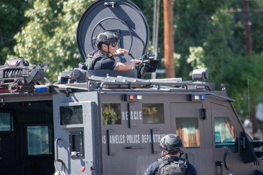 Reseda, California, ABD - 24 Şubat 2021: LAPD SWAT ekibi, polis memurları ve LAFD itfaiyecileri ve helikopterleri Reseda 'daki bir silahlı adam ihbarına yanıt verdiler. Şüphelilerden biri gözaltına alındı..