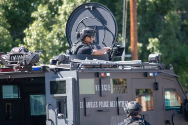 Reseda, California, ABD - 24 Şubat 2021: LAPD SWAT ekibi, polis memurları ve LAFD itfaiyecileri ve helikopterleri Reseda 'daki bir silahlı adam ihbarına yanıt verdiler. Şüphelilerden biri gözaltına alındı..