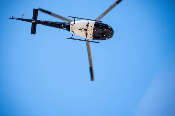 Reseda, California, ABD - 24 Şubat 2021: LAPD SWAT ekibi, polis memurları ve LAFD itfaiyecileri ve helikopterleri Reseda 'daki bir silahlı adam ihbarına yanıt verdiler. Şüphelilerden biri gözaltına alındı..
