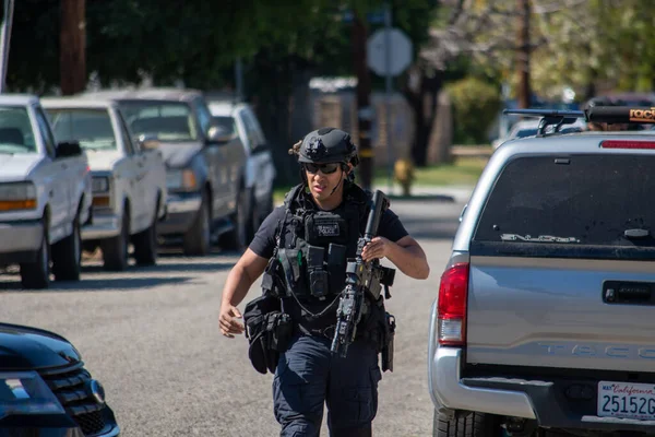 Reseda, California, ABD - 24 Şubat 2021: LAPD SWAT ekibi, polis memurları ve LAFD itfaiyecileri ve helikopterleri Reseda 'daki bir silahlı adam ihbarına yanıt verdiler. Şüphelilerden biri gözaltına alındı..
