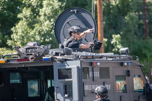 Reseda, California, ABD - 24 Şubat 2021: LAPD SWAT ekibi, polis memurları ve LAFD itfaiyecileri ve helikopterleri Reseda 'daki bir silahlı adam ihbarına yanıt verdiler. Şüphelilerden biri gözaltına alındı..