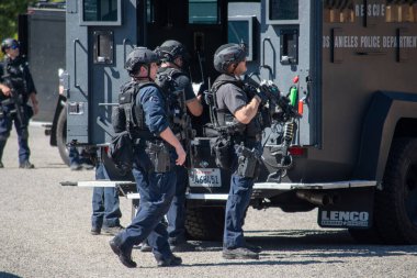 Reseda, California, ABD - 24 Şubat 2021: LAPD SWAT ekibi, polis memurları ve LAFD itfaiyecileri ve helikopterleri Reseda 'daki bir silahlı adam ihbarına yanıt verdiler. Şüphelilerden biri gözaltına alındı..