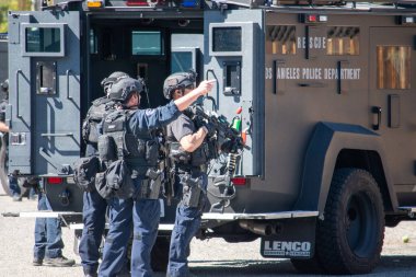 Reseda, California, ABD - 24 Şubat 2021: LAPD SWAT ekibi, polis memurları ve LAFD itfaiyecileri ve helikopterleri Reseda 'daki bir silahlı adam ihbarına yanıt verdiler. Şüphelilerden biri gözaltına alındı..