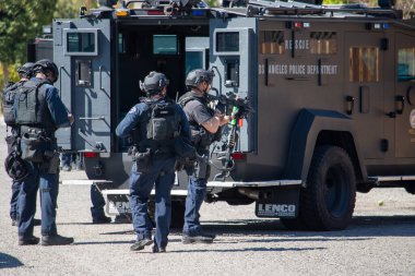 Reseda, California, ABD - 24 Şubat 2021: LAPD SWAT ekibi, polis memurları ve LAFD itfaiyecileri ve helikopterleri Reseda 'daki bir silahlı adam ihbarına yanıt verdiler. Şüphelilerden biri gözaltına alındı..