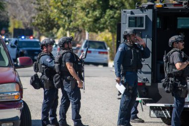 Reseda, California, ABD - 24 Şubat 2021: LAPD SWAT ekibi, polis memurları ve LAFD itfaiyecileri ve helikopterleri Reseda 'daki bir silahlı adam ihbarına yanıt verdiler. Şüphelilerden biri gözaltına alındı..