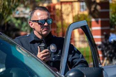 Reseda, California, ABD - 24 Şubat 2021: LAPD SWAT ekibi, polis memurları ve LAFD itfaiyecileri ve helikopterleri Reseda 'daki bir silahlı adam ihbarına yanıt verdiler. Şüphelilerden biri gözaltına alındı..