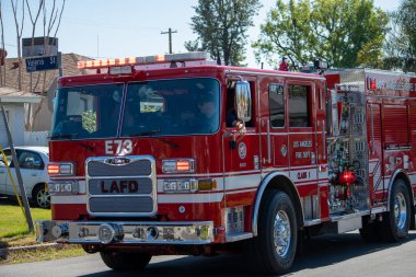 Reseda, California, ABD - 24 Şubat 2021: LAPD SWAT ekibi, polis memurları ve LAFD itfaiyecileri ve helikopterleri Reseda 'daki bir silahlı adam ihbarına yanıt verdiler. Şüphelilerden biri gözaltına alındı..