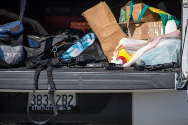 Ventura, Kaliforniya, ABD - 7 Ağustos 2020: Ventura Belediyesi polis memurları Ventura Limanı 'nda bir şüphelinin aracını araştırdılar. Olay Ventu 'da oldu.