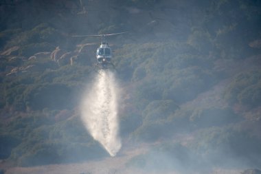 Chatsworth, California, ABD - 19 Ekim 2020: LAFD, LACFD ve VCFD 'den itfaiyeciler ve helikopterler Los Angeles ve Ventura' nın batısındaki Chatsworth tepelerinde bir çalı yangınıyla mücadele ediyor..