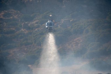 Chatsworth, California, ABD - 19 Ekim 2020: LAFD, LACFD ve VCFD 'den itfaiyeciler ve helikopterler Los Angeles ve Ventura' nın batısındaki Chatsworth tepelerinde bir çalı yangınıyla mücadele ediyor..