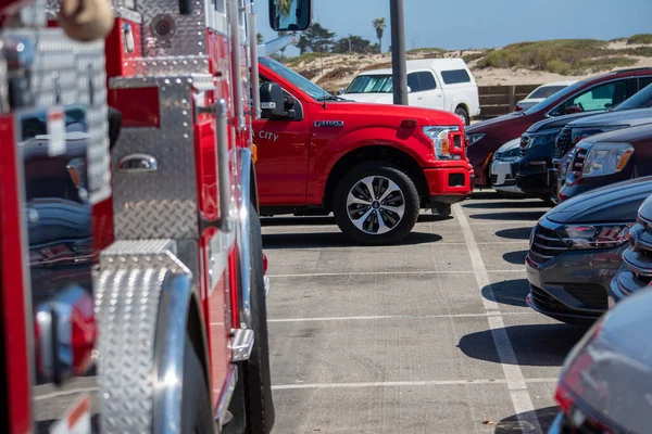Ventura, Kaliforniya, ABD - 17 Temmuz 2020: Ventura City İtfaiye Departmanı 'ndan itfaiye araçları ve itfaiye araçları Ventura Limanı' ndaki Harbor Cove Sahili 'nde bir eğitim oturumunda. Ventura İtfaiyesi 'nden itfaiyeciler eğitim aldı. 