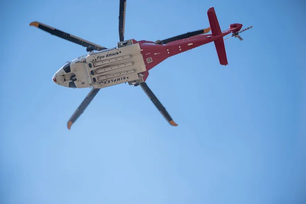 Chatsworth, California, ABD - 19 Ekim 2020: LAFD, LACFD ve VCFD 'den itfaiyeciler ve helikopterler Los Angeles ve Ventura' nın batısındaki Chatsworth tepelerinde bir çalı yangınıyla mücadele ediyor..