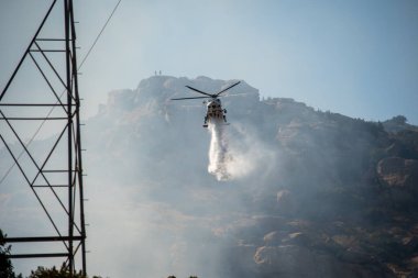Chatsworth, California, ABD - 19 Ekim 2020: LAFD, LACFD ve VCFD 'den itfaiyeciler ve helikopterler Los Angeles ve Ventura' nın batısındaki Chatsworth tepelerinde bir çalı yangınıyla mücadele ediyor..