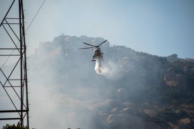 Chatsworth, California, ABD - 19 Ekim 2020: LAFD, LACFD ve VCFD 'den itfaiyeciler ve helikopterler Los Angeles ve Ventura' nın batısındaki Chatsworth tepelerinde bir çalı yangınıyla mücadele ediyor..