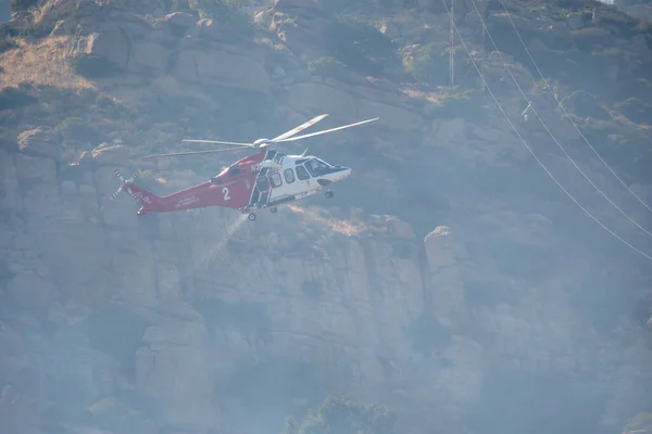 Chatsworth, California, ABD - 19 Ekim 2020: LAFD, LACFD ve VCFD 'den itfaiyeciler ve helikopterler Los Angeles ve Ventura' nın batısındaki Chatsworth tepelerinde bir çalı yangınıyla mücadele ediyor..