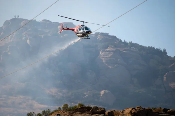 Chatsworth, California, ABD - 19 Ekim 2020: LAFD, LACFD ve VCFD 'den itfaiyeciler ve helikopterler Los Angeles ve Ventura' nın batısındaki Chatsworth tepelerinde bir çalı yangınıyla mücadele ediyor..