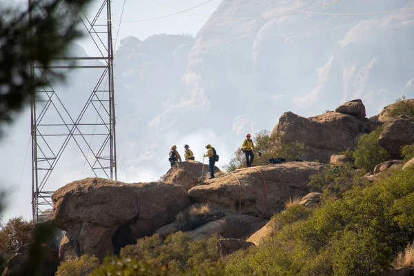 Chatsworth, California, ABD - 19 Ekim 2020: LAFD, LACFD ve VCFD 'den itfaiyeciler ve helikopterler Los Angeles ve Ventura' nın batısındaki Chatsworth tepelerinde bir çalı yangınıyla mücadele ediyor..