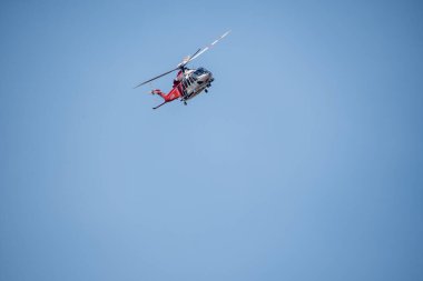 Chatsworth, California, ABD - 19 Ekim 2020: LAFD, LACFD ve VCFD 'den itfaiyeciler ve helikopterler Los Angeles ve Ventura' nın batısındaki Chatsworth tepelerinde bir çalı yangınıyla mücadele ediyor..