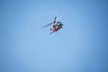 Chatsworth, California, ABD - 19 Ekim 2020: LAFD, LACFD ve VCFD 'den itfaiyeciler ve helikopterler Los Angeles ve Ventura' nın batısındaki Chatsworth tepelerinde bir çalı yangınıyla mücadele ediyor..