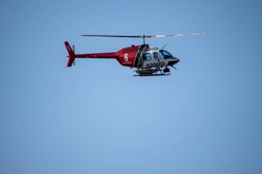 Chatsworth, California, ABD - 19 Ekim 2020: LAFD, LACFD ve VCFD 'den itfaiyeciler ve helikopterler Los Angeles ve Ventura' nın batısındaki Chatsworth tepelerinde bir çalı yangınıyla mücadele ediyor..