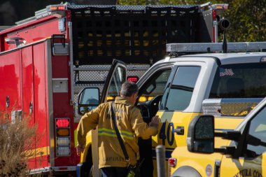 Chatsworth, California, ABD - 19 Ekim 2020: LAFD, LACFD ve VCFD 'den itfaiyeciler ve helikopterler Los Angeles ve Ventura' nın batısındaki Chatsworth tepelerinde bir çalı yangınıyla mücadele ediyor..