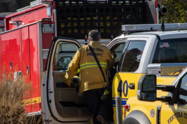 Chatsworth, California, ABD - 19 Ekim 2020: LAFD, LACFD ve VCFD 'den itfaiyeciler ve helikopterler Los Angeles ve Ventura' nın batısındaki Chatsworth tepelerinde bir çalı yangınıyla mücadele ediyor..