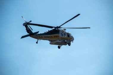 Chatsworth, California, ABD - 19 Ekim 2020: LAFD, LACFD ve VCFD 'den itfaiyeciler ve helikopterler Los Angeles ve Ventura' nın batısındaki Chatsworth tepelerinde bir çalı yangınıyla mücadele ediyor..