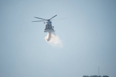 Chatsworth, California, ABD - 19 Ekim 2020: LAFD, LACFD ve VCFD 'den itfaiyeciler ve helikopterler Los Angeles ve Ventura' nın batısındaki Chatsworth tepelerinde bir çalı yangınıyla mücadele ediyor..