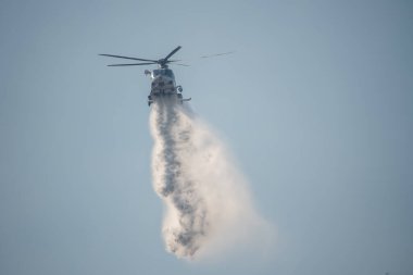 Chatsworth, California, ABD - 19 Ekim 2020: LAFD, LACFD ve VCFD 'den itfaiyeciler ve helikopterler Los Angeles ve Ventura' nın batısındaki Chatsworth tepelerinde bir çalı yangınıyla mücadele ediyor..