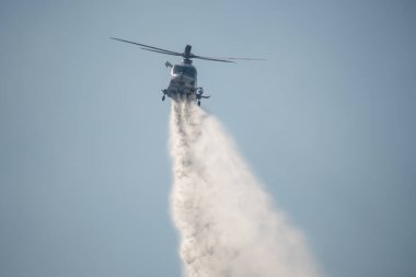 Chatsworth, California, ABD - 19 Ekim 2020: LAFD, LACFD ve VCFD 'den itfaiyeciler ve helikopterler Los Angeles ve Ventura' nın batısındaki Chatsworth tepelerinde bir çalı yangınıyla mücadele ediyor..