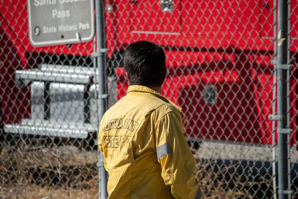 Chatsworth, California, ABD - 19 Ekim 2020: LAFD, LACFD ve VCFD 'den itfaiyeciler ve helikopterler Los Angeles ve Ventura' nın batısındaki Chatsworth tepelerinde bir çalı yangınıyla mücadele ediyor..