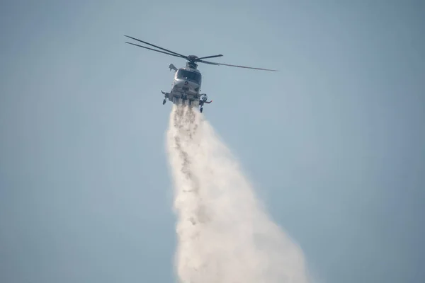 Chatsworth, California, ABD - 19 Ekim 2020: LAFD, LACFD ve VCFD 'den itfaiyeciler ve helikopterler Los Angeles ve Ventura' nın batısındaki Chatsworth tepelerinde bir çalı yangınıyla mücadele ediyor..