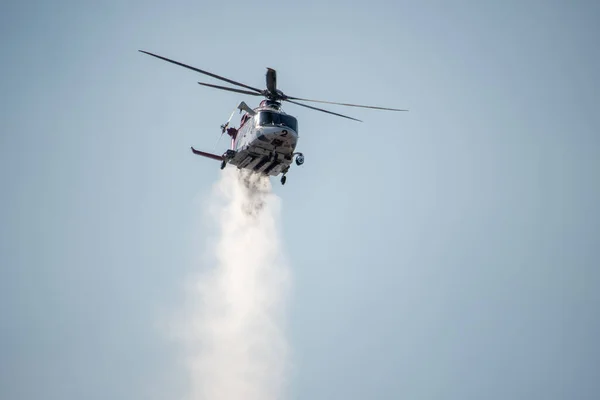 Chatsworth, California, ABD - 19 Ekim 2020: LAFD, LACFD ve VCFD 'den itfaiyeciler ve helikopterler Los Angeles ve Ventura' nın batısındaki Chatsworth tepelerinde bir çalı yangınıyla mücadele ediyor..