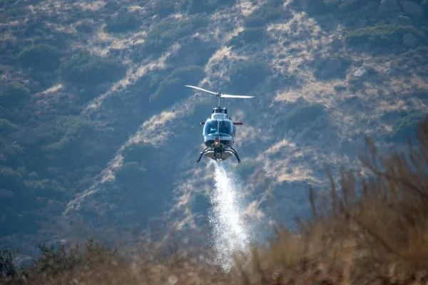 Chatsworth, California, ABD - 19 Ekim 2020: LAFD, LACFD ve VCFD 'den itfaiyeciler ve helikopterler Los Angeles ve Ventura' nın batısındaki Chatsworth tepelerinde bir çalı yangınıyla mücadele ediyor..