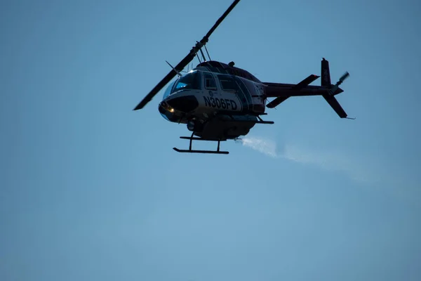 Chatsworth, California, ABD - 19 Ekim 2020: LAFD, LACFD ve VCFD 'den itfaiyeciler ve helikopterler Los Angeles ve Ventura' nın batısındaki Chatsworth tepelerinde bir çalı yangınıyla mücadele ediyor..