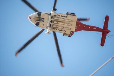 Chatsworth, California, ABD - 19 Ekim 2020: LAFD, LACFD ve VCFD 'den itfaiyeciler ve helikopterler Los Angeles ve Ventura' nın batısındaki Chatsworth tepelerinde bir çalı yangınıyla mücadele ediyor..